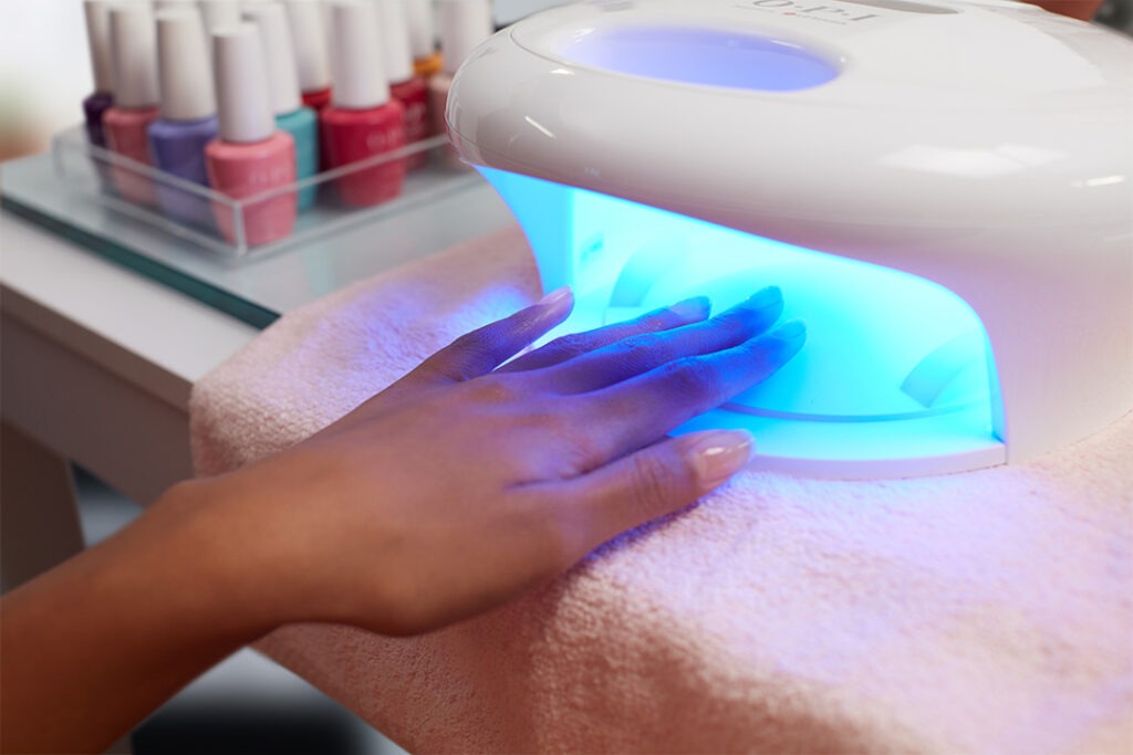 L’Insolita Connessione tra Protezione Solare e Manicure